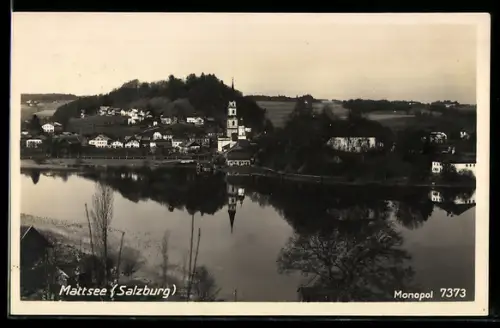 AK Mattsee /Salzburg, Panorama mit See und Kirche