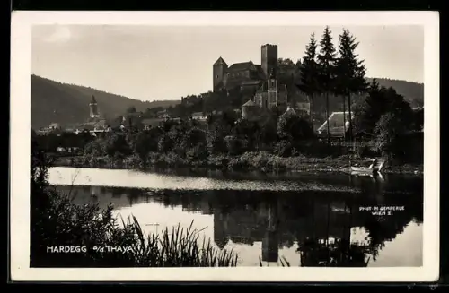 AK Hardegg a /d Thaya, Schloss über Ortschaft und Fluss mit Spiegelung