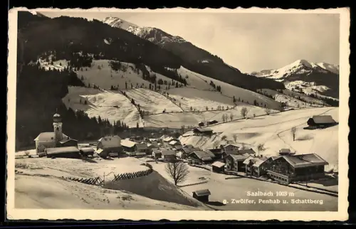 AK Saalbach /Salzburg, Dorfansicht mit Kirche und Bergpanorama