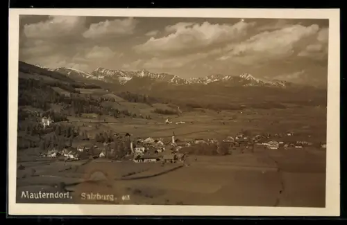 AK Mauterndorf /Salzburg, Panorama mit Dorf, Kirche und Gebirgszug