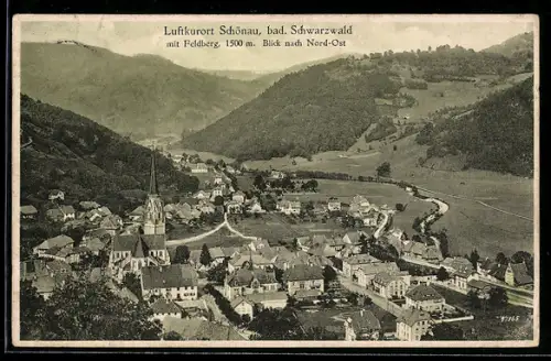 AK Schönau /Schwarzwald, Gesamtansicht mit Kirche und Blick zum Feldberg