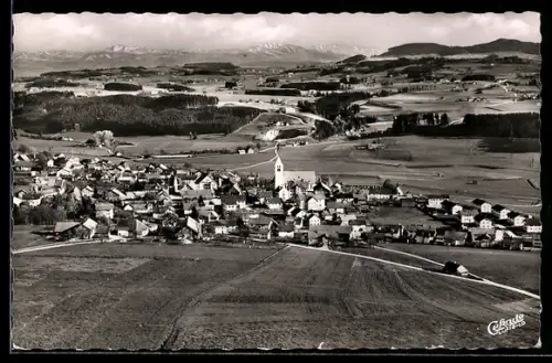 AK Altusried im Allgäu, Ortsansicht mit Kirche und Alpenpanorama