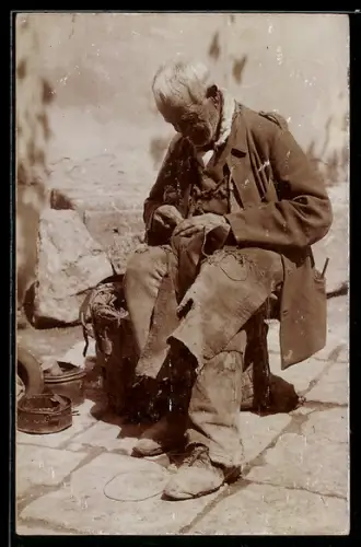 Foto-AK Prof. A. Caggiano: Neapel / Napoli, Schuhmacher bei der Arbeit