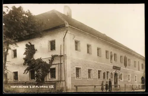 AK Hofkirchen im Traunkreis, Gasthaus mit Anwohnern
