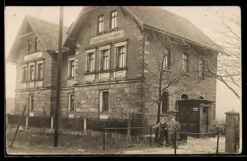 Foto-AK Saalfeld /Thür., Gasthaus Saalschlösschen, Emailleschild Saalfelder Biere