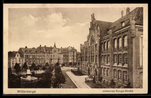 AK Wittenberge, Partie in der Johannes-Runge-Strasse mit Parkanlage