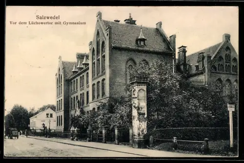 AK Salzwedel, Strassenpartie vor dem Lückowertor mit Gymnasium