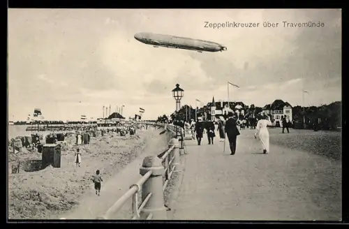 AK Travemünde, Zeppelinkreuzer über Strandpromenade
