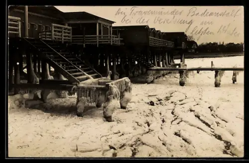 Foto-AK Travemünde, Badeanstalt bei der Vereisung 1923