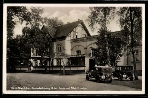 AK Klein Glienicke-Neubabelsberg, Hotel-Pensionat Waldfrieden W. Maag, Strassenansicht mit Autos