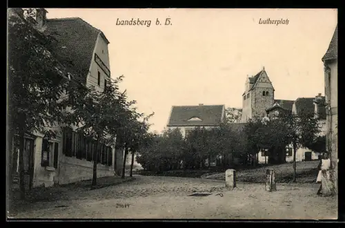 AK Landsberg b. H., Partie am Lutherplatz mit Blick auf die Kirche
