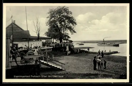 AK Pretzsch an der Elbe, Passanten am Gasthaus neben dem Strand