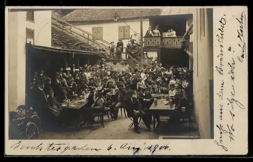 Foto-AK Berchtesgaden, Gasthof Bräustübl mit Besuchern