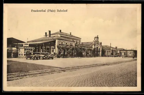 AK Frankenthal /Pfalz, Partie am Bahnhof, Kiosk und parkende Autos