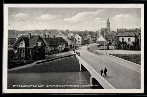 AK Wiebelskirchen /Saar, Hindenburgstrasse mit Rathaus und evangel. Kirche