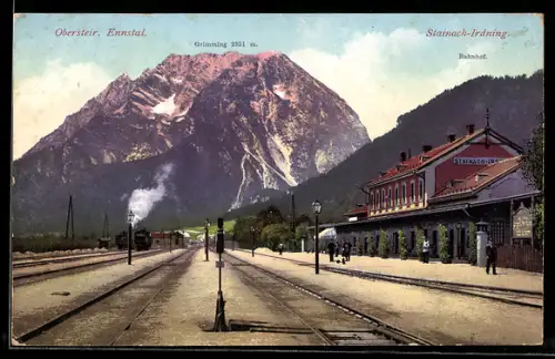 AK Stainach-Idning, Ansicht des Bahnhofs mit Blick auf den Grimming