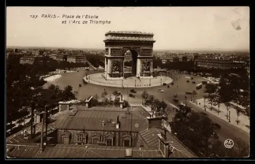 AK Paris, Place de l`Etoile et l`Arc de Triomphe, Ortspartie mit Blick auf Triumphbogen und Strassenbahn