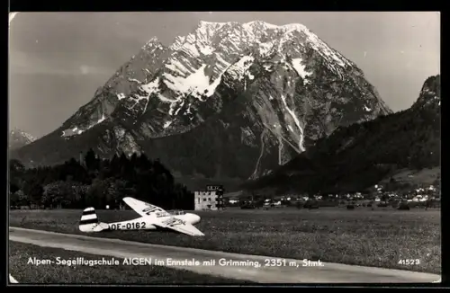 AK Aigen im Ennsthal, Alpen-Segelflugschule, Segelflugzeug vor dem Grimming