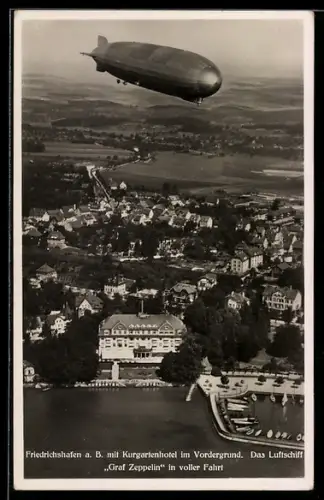 AK Friedrichshafen a. B., Ortsansicht mit Kurgartenhotel im Vordergrund, Das Luftschiff Graf Zeppelin in voller Fahrt