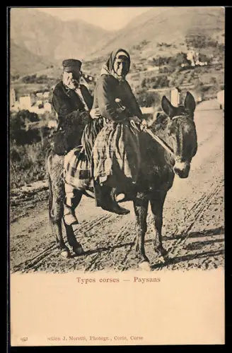 AK Types corses, Paysans, Altes Bauernpaar auf Esel, Korsika