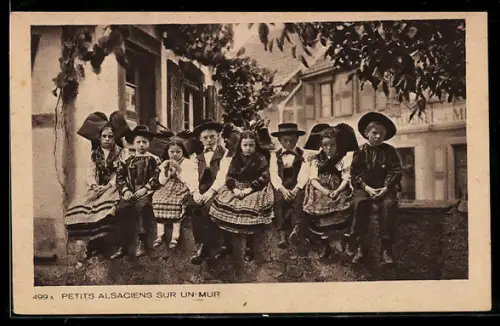 AK Petits Alsaciens sur un mur, elsass-lothringische Tracht