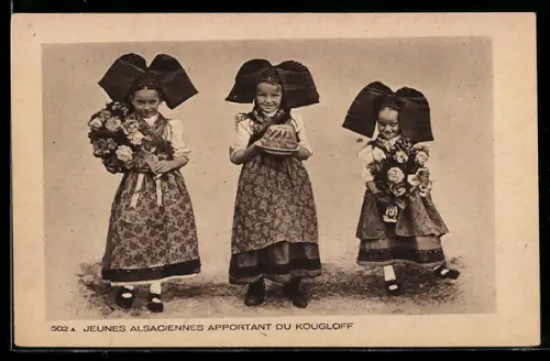 AK Jeunes Alsaciennes apportant du Kougloff, Mädchen in elsass-lothringischer Tracht