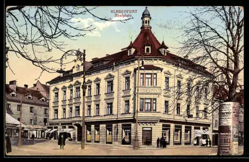 AK Klagenfurt, Obstplatz mit Passanten und Litfasssäule