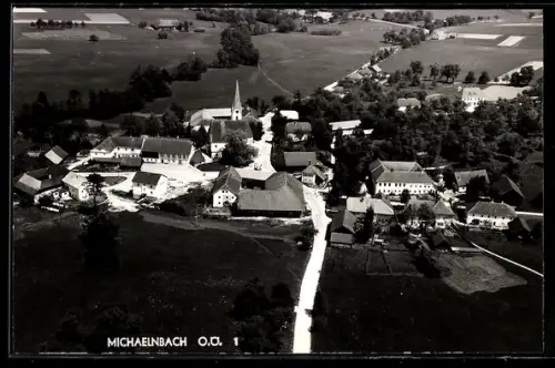 AK Michaelnbach /O.Ö., Ortsansicht aus der Vogelschau