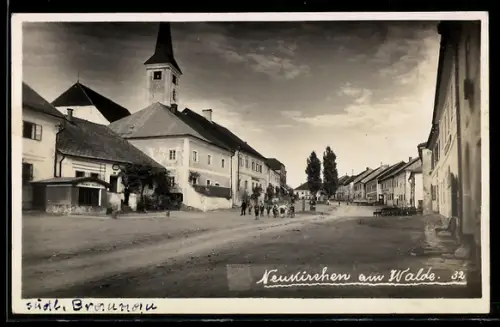 Foto-AK Neukirchen am Walde, Strassenpartie mit Markt-Waage und Blick auf die Kirche