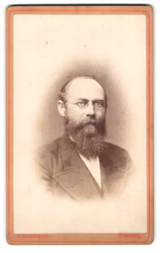 Fotografie R. Bradengeier, Bromberg, Wilhelm-Str. Nr. 14, Porträt eines Mannes mit Brille
