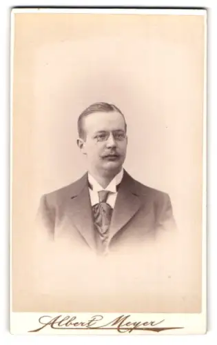 Fotografie Albert Meyer, Berlin, Alexanderstrasse 45, Porträt eines eleganten Herrn