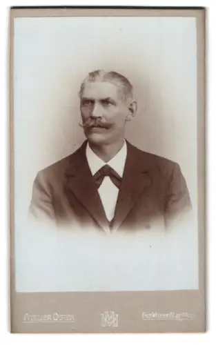 Fotografie Atelier Osten, Berlin, Frankfurter Allee 109, Porträt eines Herrn im Anzug