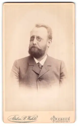 Fotografie Atelier B. Wehle, Dresden, Marienstrasse 44, Porträt eines Mannes mit Brille