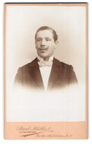 Fotografie Paul Müller, Berlin, Blücherstr. 6, Porträt eines eleganten Mannes