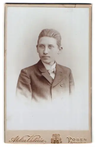 Fotografie Atelier Victoria, Posen, Ritterstrasse 9, Porträt eines jungen Mannes