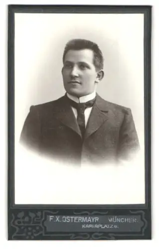 Fotografie F. X. Ostermayr, München, Karlsplatz 6, Porträt eines Mannes im Anzug