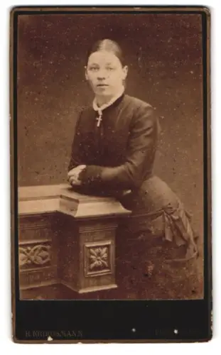 Fotografie H. Kriegsmann, Flensburg, Grosse Strasse 75, Dame in nachdenklicher Pose