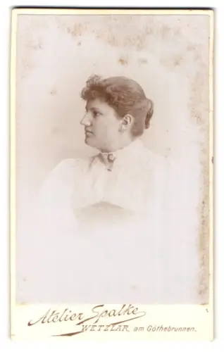 Fotografie Atelier Spalke, Wetzlar, am Goethebrunnen, Profilansicht einer Frau