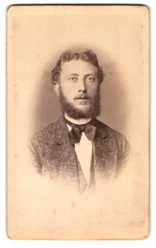 Fotografie Lanzendorf, Altenburg, Bernhardstrasse, Porträt eines Mannes im Anzug