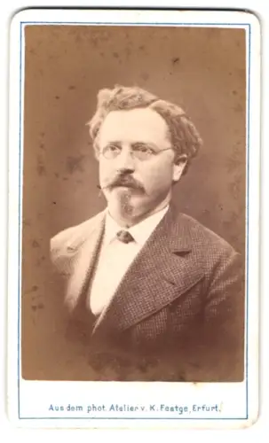 Fotografie K. Festge, Erfurt, Anger, Porträt eines Mannes mit Brille