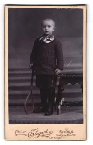 Fotografie Atelier Elegant, Berlin, Frankfurter Allee 160, Porträt eines kleinen Jungen mit Tennisschläger