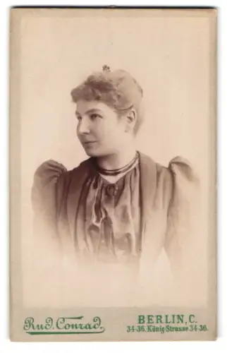 Fotografie Rud. Conrad, Berlin, Königstrasse 34-36, Porträt einer jungen Frau