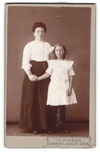 Fotografie M. Hirsch, Spandau, Breite Strasse 26/27/28, Mutter mit Kind