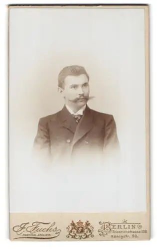 Fotografie J. Fuchs, Berlin, Friedrichstrasse 108, Porträt eines eleganten Herrn