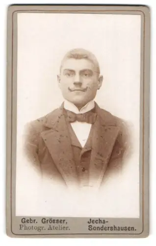 Fotografie Gebr. Grösser, Jecha-Sondershausen, Porträt eines Herrn im Anzug