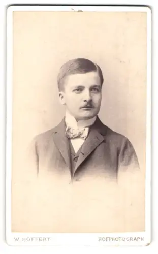 Fotografie W. Höffert, Berlin, Unter den Linden 24, Portrait eines Herrn im Anzug