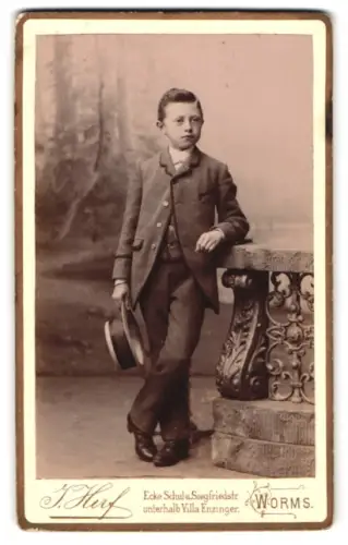 Fotografie J. Herf, Worms, Ecke Schul- und Siegfriedstrasse, Junge mit Anzug und Hut
