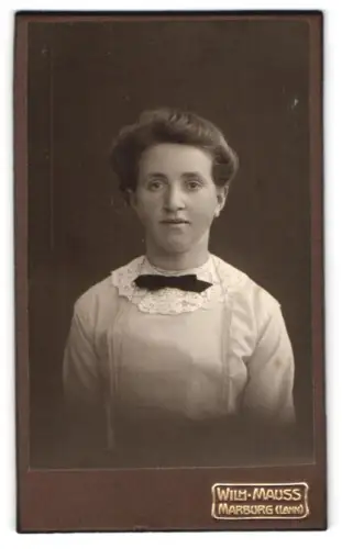 Fotografie Wilh. Mauss, Marburg /Lahn, Kaserneplatz 15, Porträt einer Frau mit Spitzenkragen