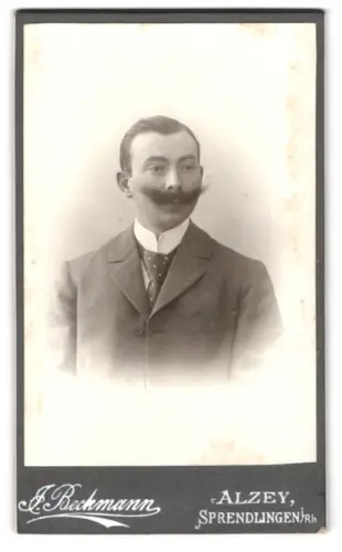 Fotografie J. Beckmann, Alzey, Moltkestrasse, Porträt eines Mannes im Anzug
