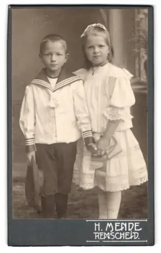 Fotografie H. Mende, Remscheid, Junge im Matrosenanzug und Mädchen im weissen Kleid